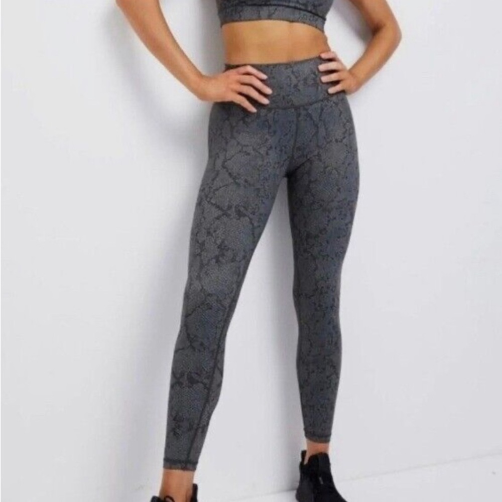 All Fenix Animal Snake Skin Leggings in Black & Blue, size Large